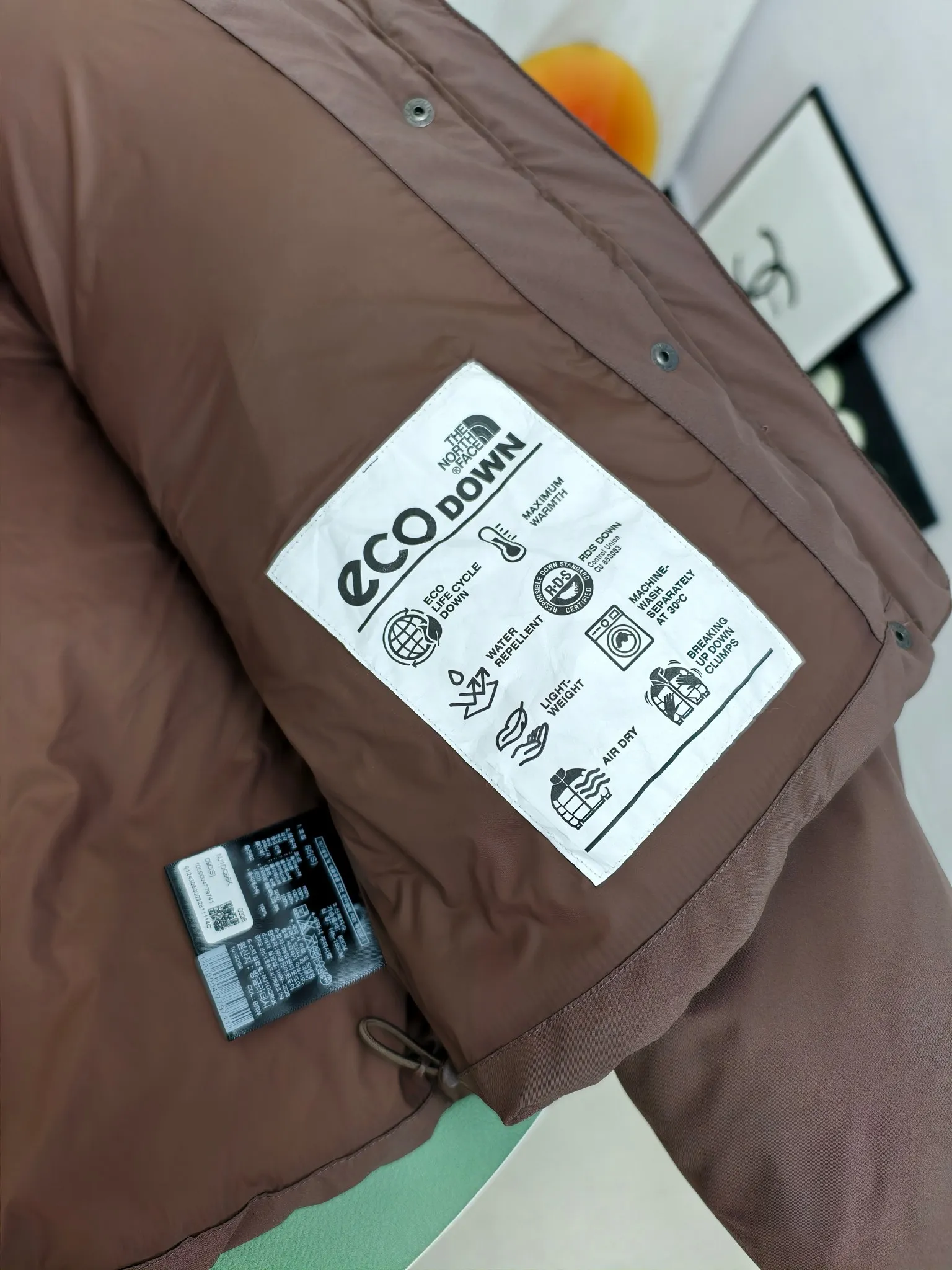Women's model 💰P380 Style number: Y 165 The north face 🇰🇷Korean limited edition 2-in-1️⃣ short shoulder sleeve down jacket. Made of windproof fabric and high-density physical wind barrier, it can effectively reduce heat loss due to convection while also protecting the body's microclimate. The interior is filled with extremely fluffy duck down, which has high energy-keeping properties and is lightweight and warm. Two-wear design, the sleeves can be attached and removed at will through the wrap-around zippers on both sides, and the jacket turns into a vest in an instant, making it a two-wear suit, suitable for changing seasons. The embroidered brand LOGO is smooth and fine, full of texture and more recognizable. The hem is adjustable and has a built-in drawstring buckle, which can be adjusted and retracted at will, allowing for more dressing possibilities. (Sleeves are removable) Color: Brown Black White Size: XS-XL
